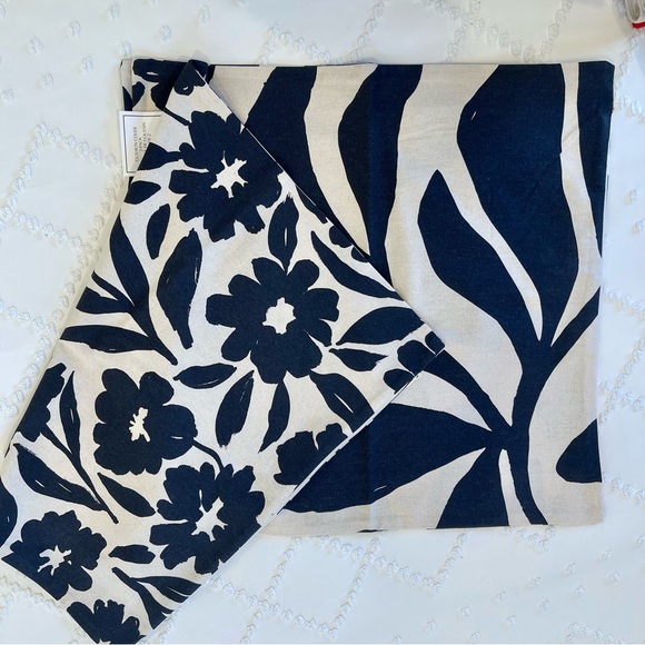 COPY - New West Elm (Set of 2) Black & White Floral Throw Pillow Cover Case 20"… - Picture 4 of 4